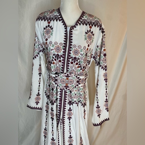 Modest women white and embroidery kaftan new with tag size 2 ( M/L) - Picture 2 of 10